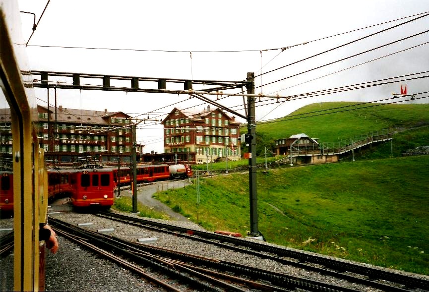 Zuges auf Mittelstation auf Kleine Scheidegg (2061 m)