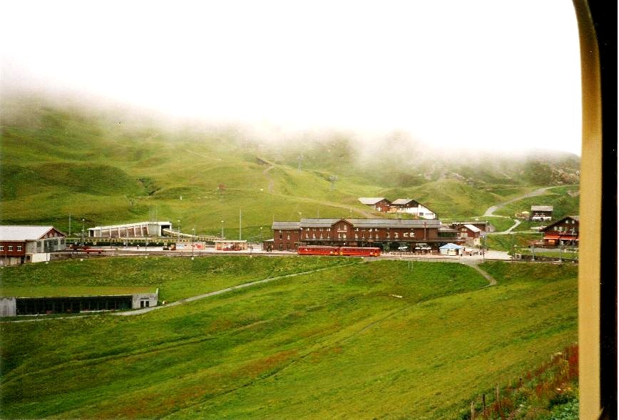 Widok z pociągu na stacje pośrednią Kleine Scheidegg (2061 m) 