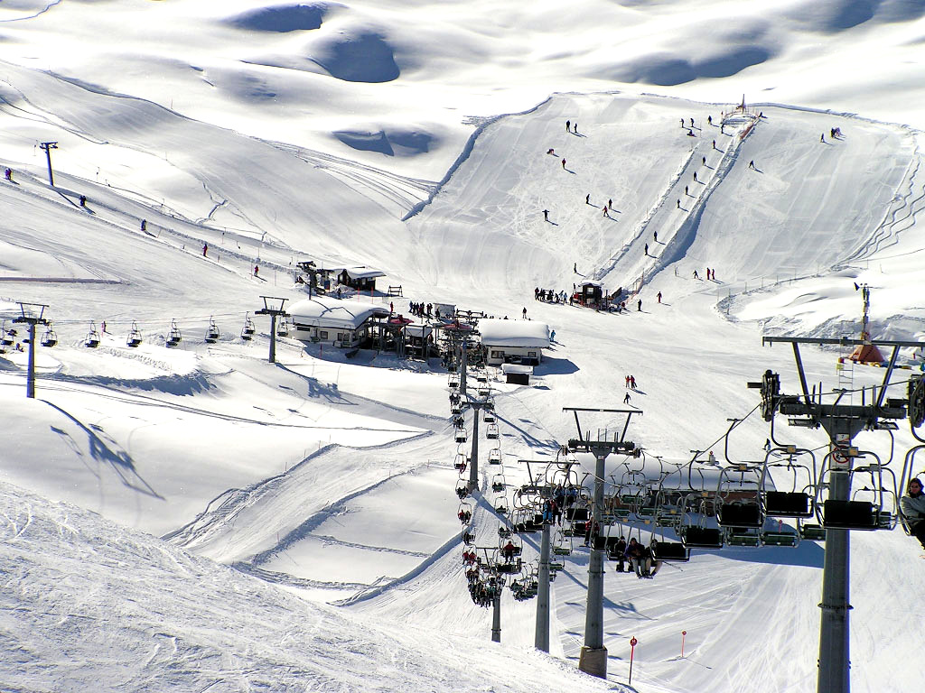 Blick von Kitzbüheler Horn auf Liften hin