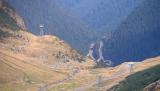 Untere Station der Seilbahn, am recht Transfagarascher Hochstraße