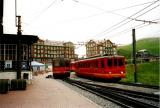 Zuges auf Mittelstation auf Kleine Scheidegg (2061 m)
