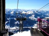 Widok z górnej stacji wagonika na Kitzbüheler Horn (Horngipfelbahn) na miasteczko Kitzbühel