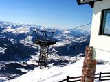 Z prawej strony górna stacja kolejki na Kitzbüheler Horn (Horngipfelbahn), z lewej na dole - miasteczko Kitzbühel
